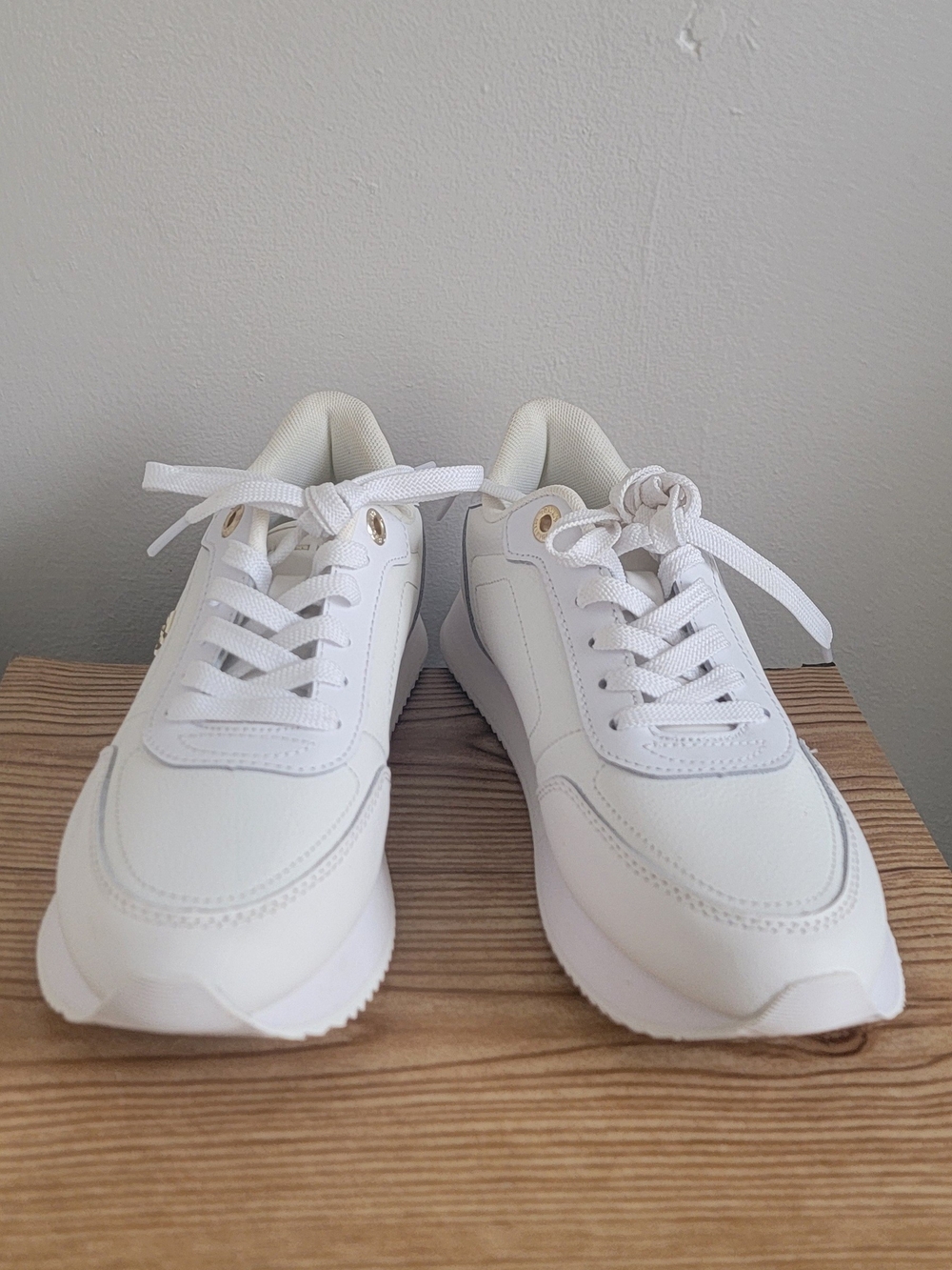 Tommy Hilfiger Women’s Elevated Essential Runner Sneakers White Gold Size 7.5